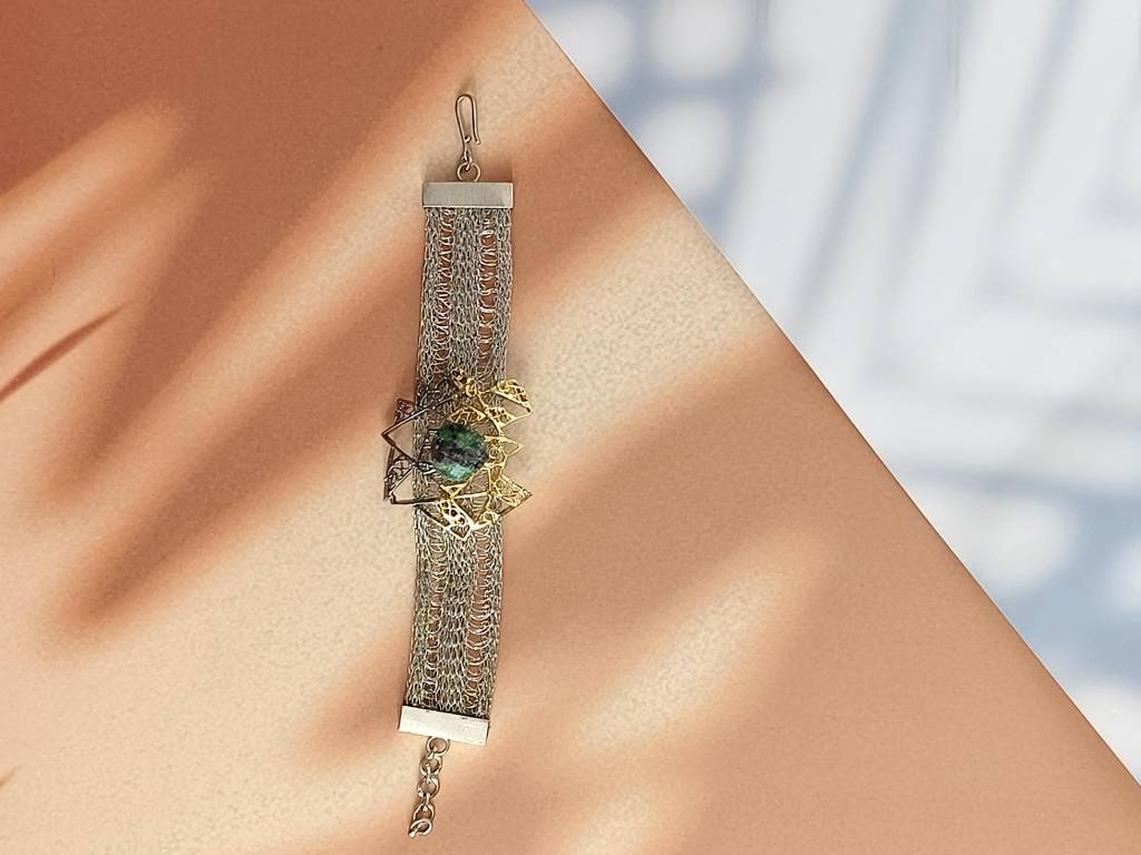 Titilating Triangle Bracelet : AA-3003