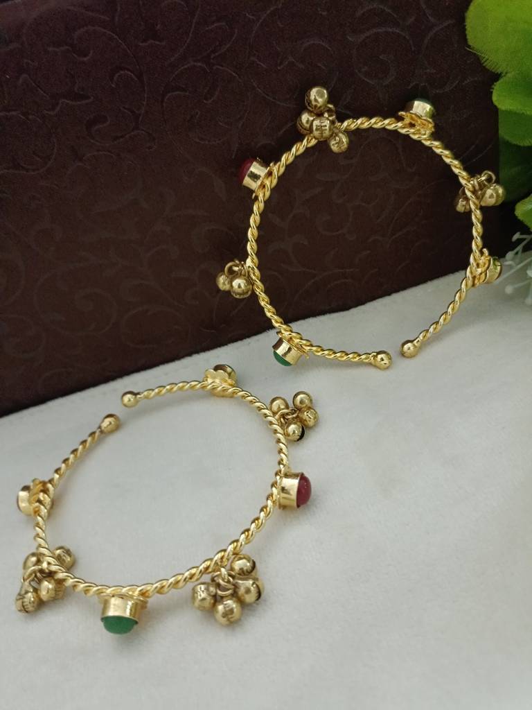 Women 2 Brass Kundan Gold-Plated Bangle-Style Bracelet : VS105399