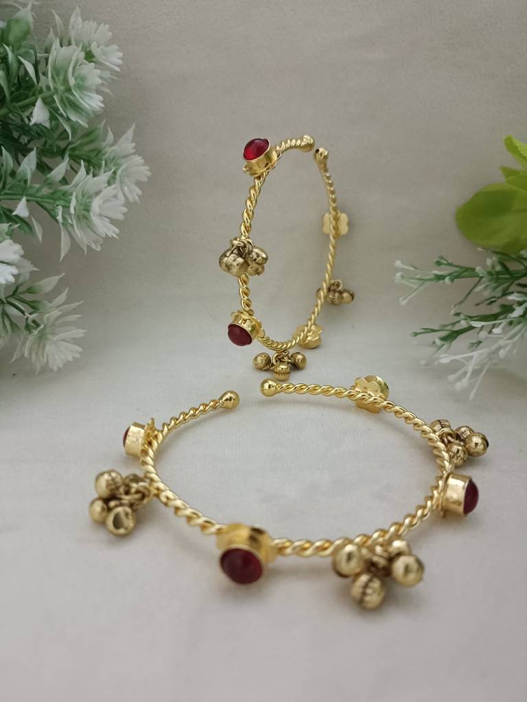 Women 2 Brass Kundan Gold-Plated Bangle-Style Bracelet : VS105398