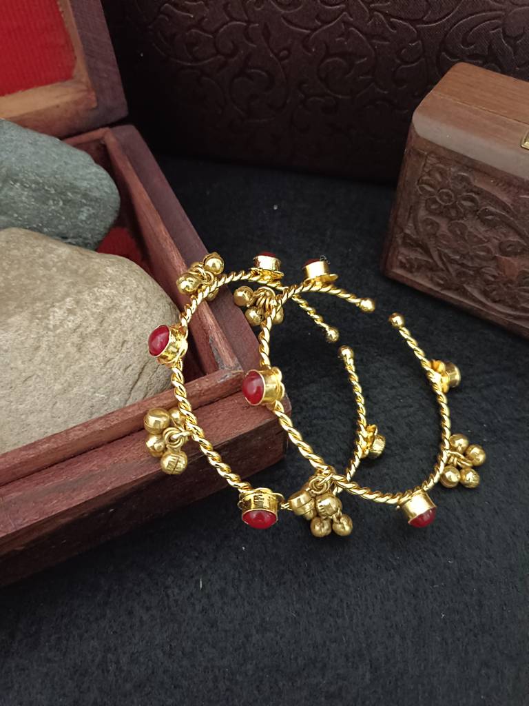 Women 2 Brass Kundan Gold-Plated Bangle-Style Bracelet : VS105398