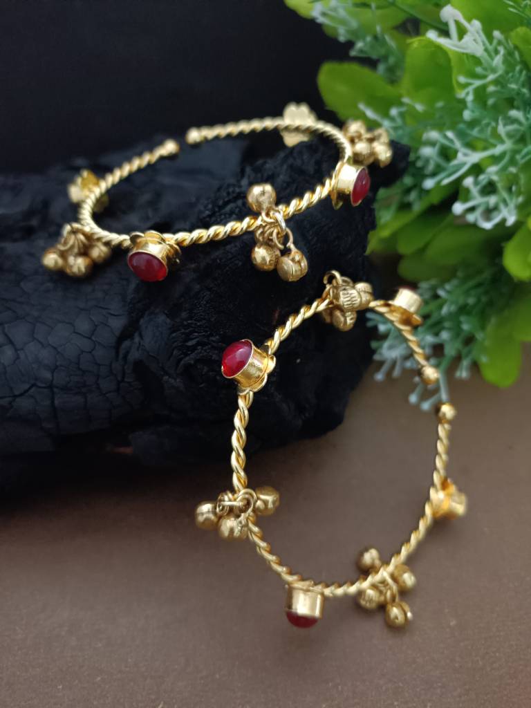 Women 2 Brass Kundan Gold-Plated Bangle-Style Bracelet : VS105398