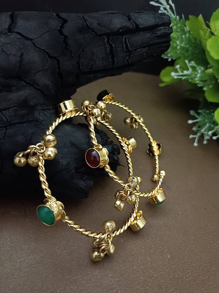 Women 2 Brass Kundan Gold-Plated Bangle-Style Bracelet : VS105399