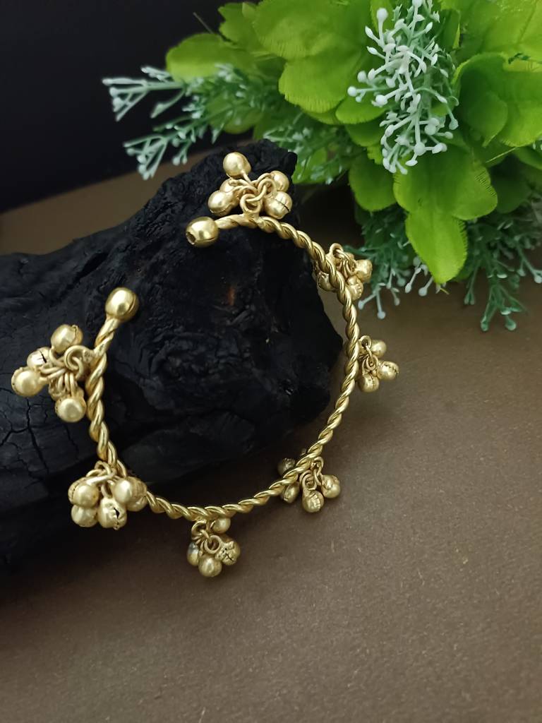 Gold-Plated Twisted Kada Bracelet With Clustered Ghungroo Charms : VS105394