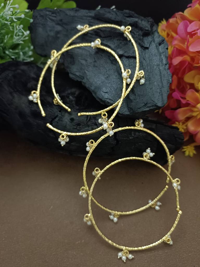 Set Of 4 Gold-Plated Adjustable Bangles With Pearl Drop Charms : VS105414