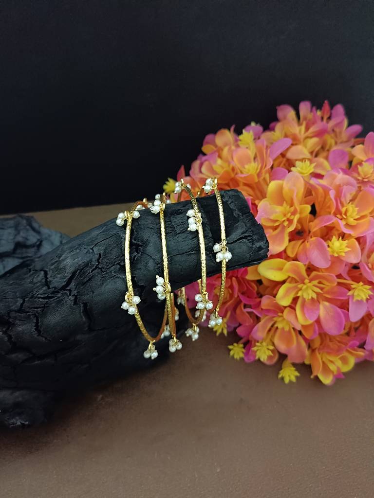 Set Of 4 Gold-Plated Adjustable Bangles With Pearl Drop Charms : VS105414