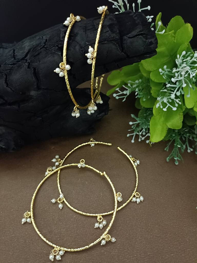 Set Of 4 Gold-Plated Adjustable Bangles With Pearl Drop Charms : VS105414