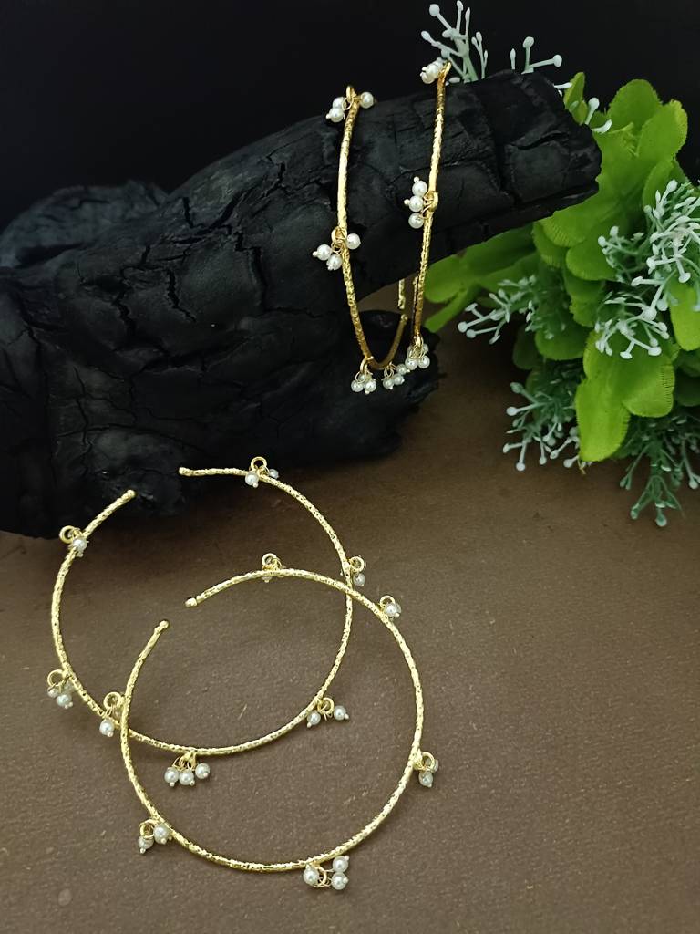 Set Of 4 Gold-Plated Adjustable Bangles With Pearl Drop Charms : VS105414