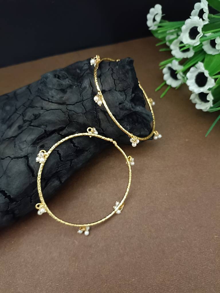 Set Of 2 Gold-Plated Adjustable Bangles With Pearl Drop Charms : VS105413