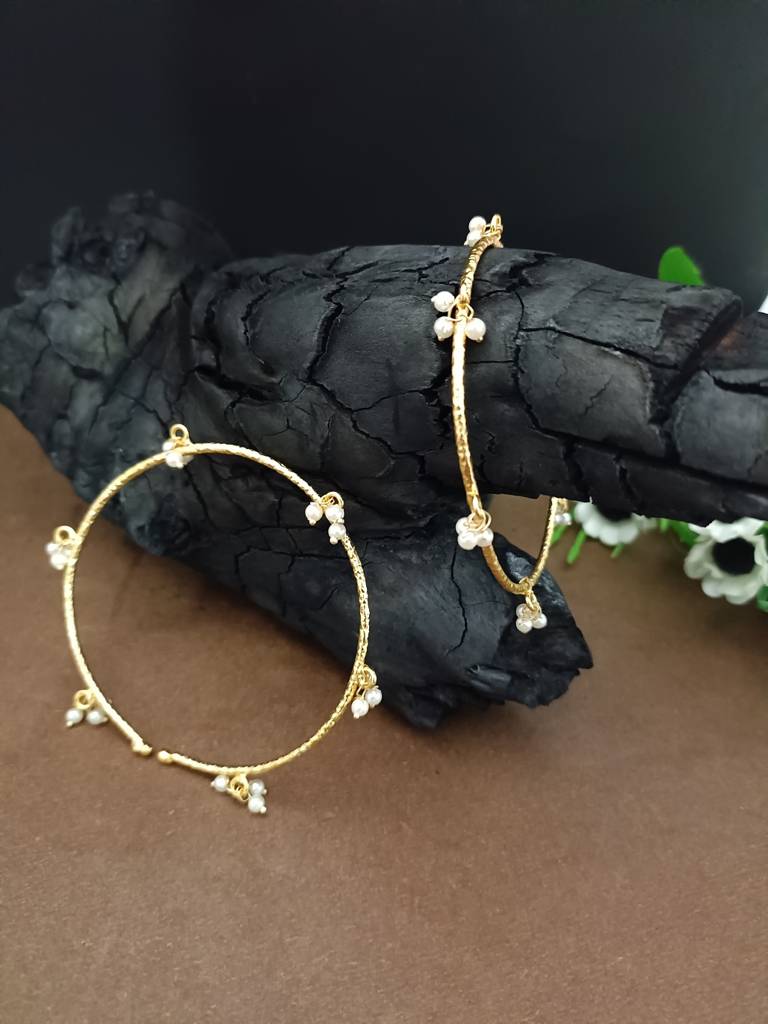 Set Of 2 Gold-Plated Adjustable Bangles With Pearl Drop Charms : VS105413