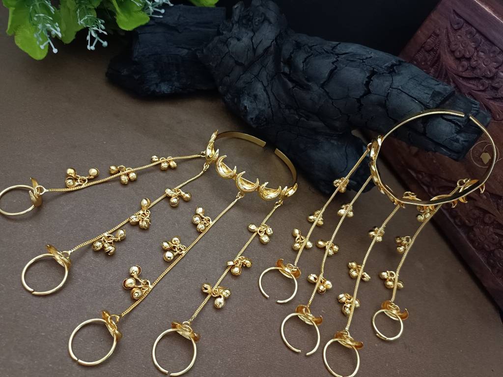 Set Of 2 Gold-Plated Chand Hathphool With Multi-Chain Ghungroo Drops Multi Finger Ring Bracelets : VS105424