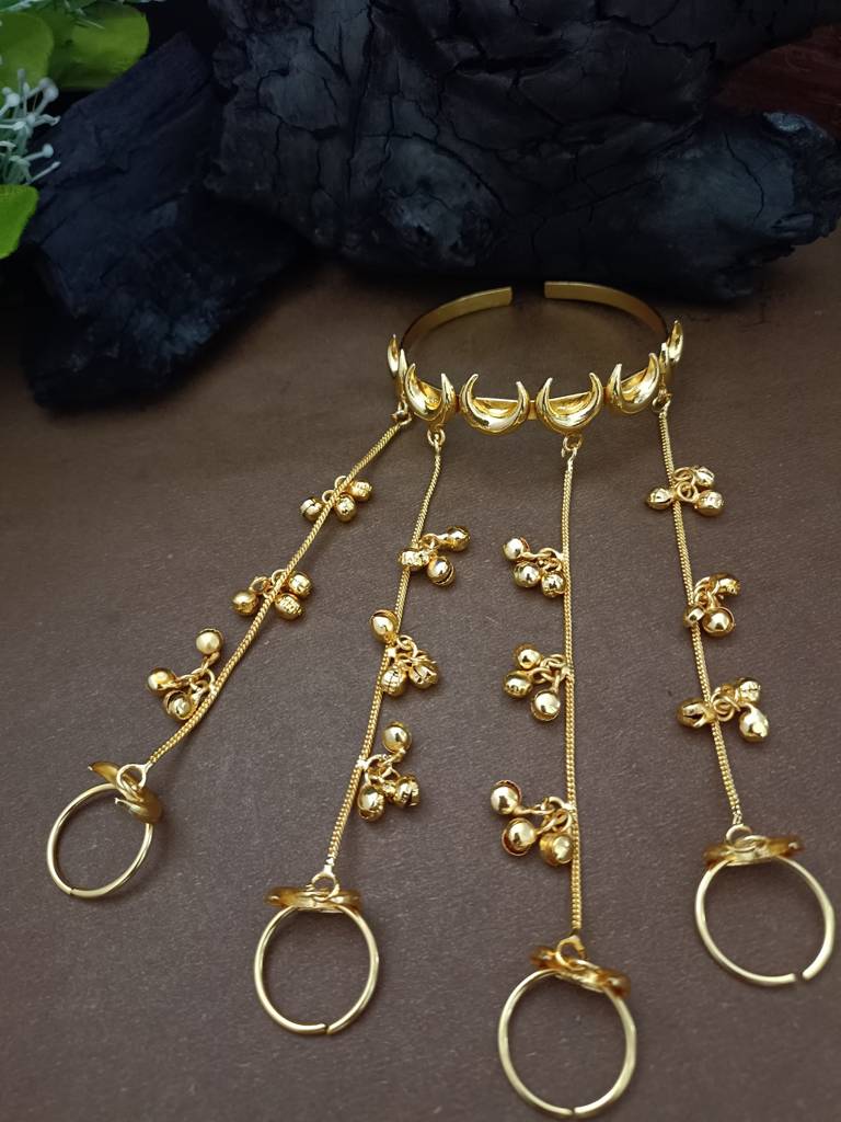Set Of 2 Gold-Plated Chand Hathphool With Multi-Chain Ghungroo Drops Multi Finger Ring Bracelets : VS105424