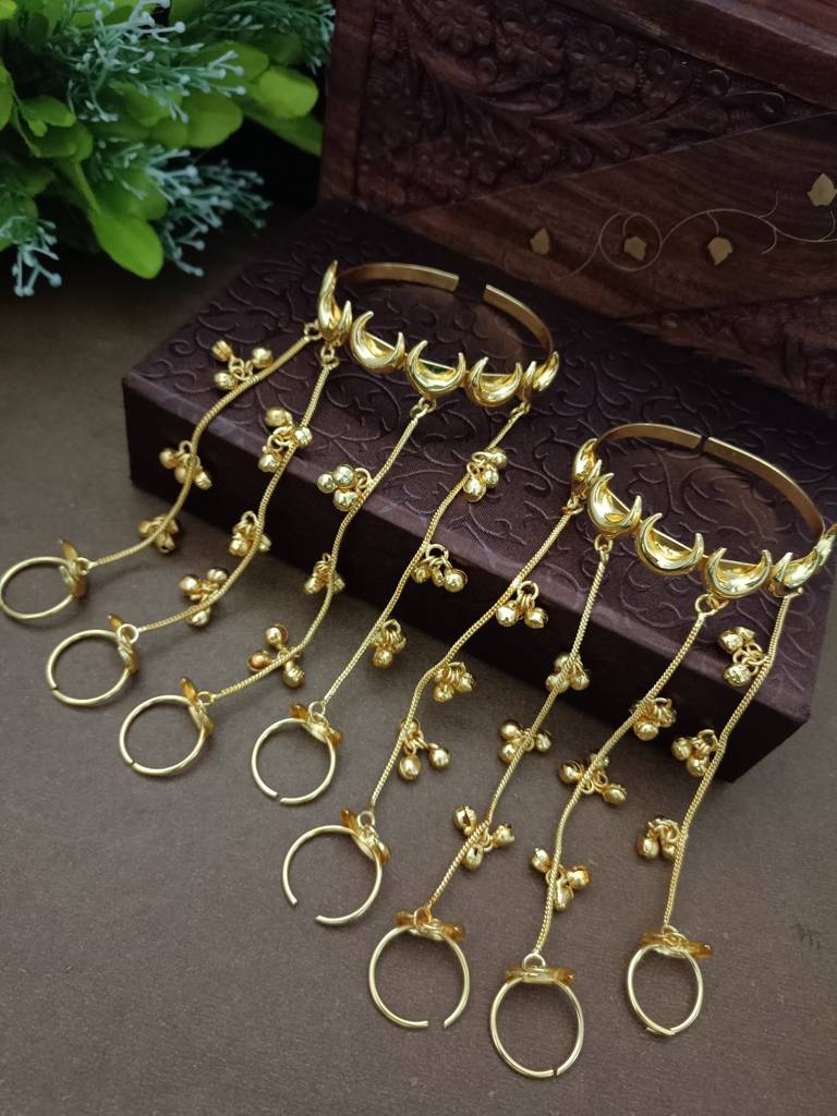 Set Of 2 Gold-Plated Chand Hathphool With Multi-Chain Ghungroo Drops Multi Finger Ring Bracelets : VS105424