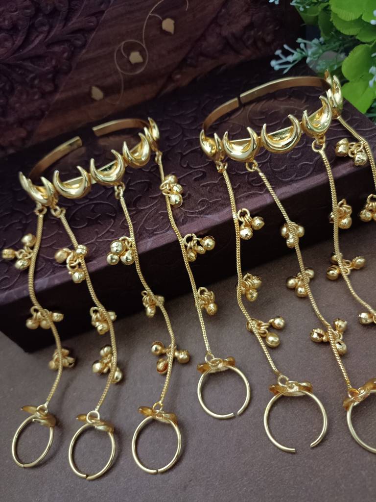 Set Of 2 Gold-Plated Chand Hathphool With Multi-Chain Ghungroo Drops Multi Finger Ring Bracelets : VS105424