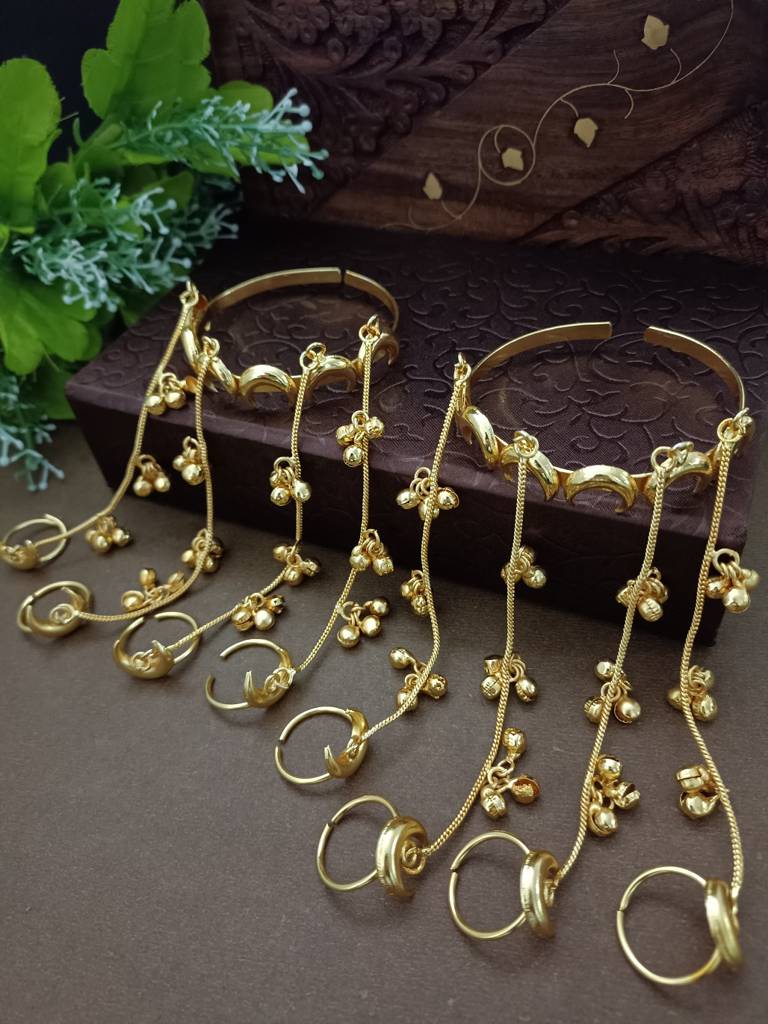 Set Of 2 Gold-Plated Chand Hathphool With Multi-Chain Ghungroo Drops Multi Finger Ring Bracelets : VS105424