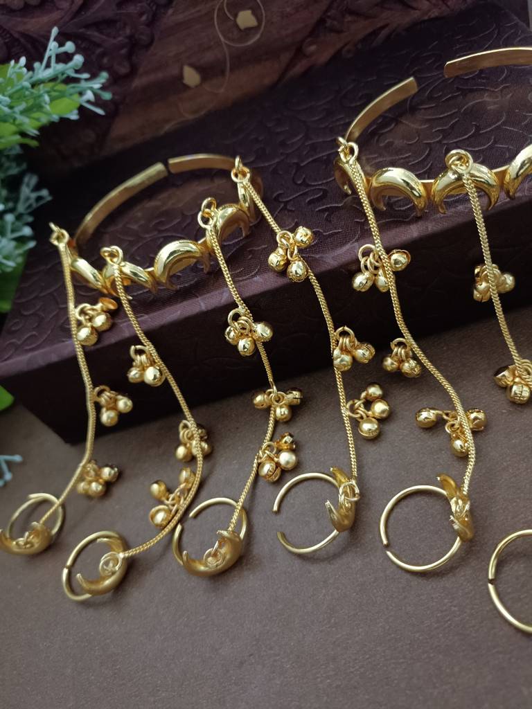 Set Of 2 Gold-Plated Chand Hathphool With Multi-Chain Ghungroo Drops Multi Finger Ring Bracelets : VS105424