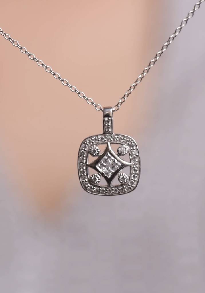Vintage Alora Pendant : SLVR-PYG-47