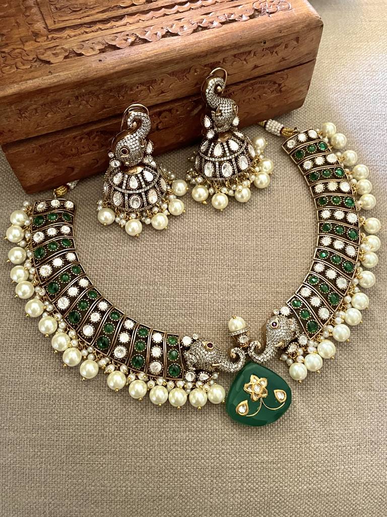 Gallant Emerald Necklace Set : NK272