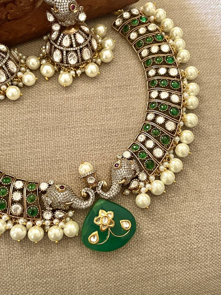 Gallant Emerald Necklace Set : NK272