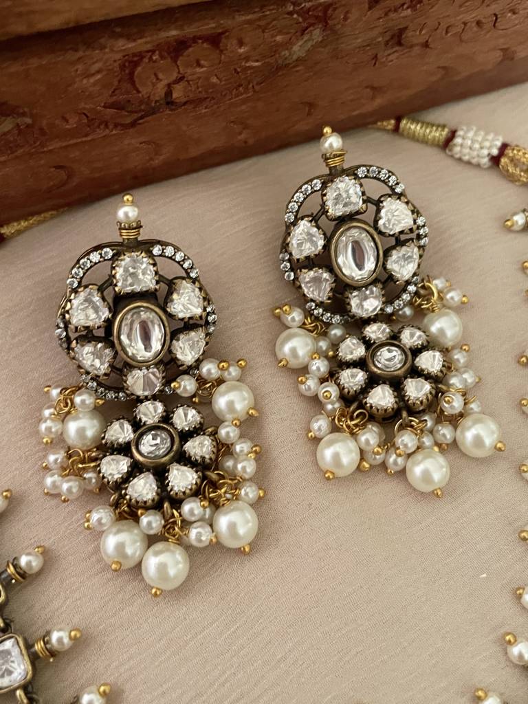 Abhini Victorian Necklace Set : NK280