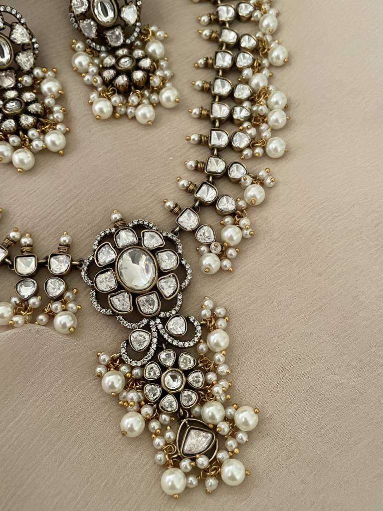 Abhini Victorian Necklace Set : NK280