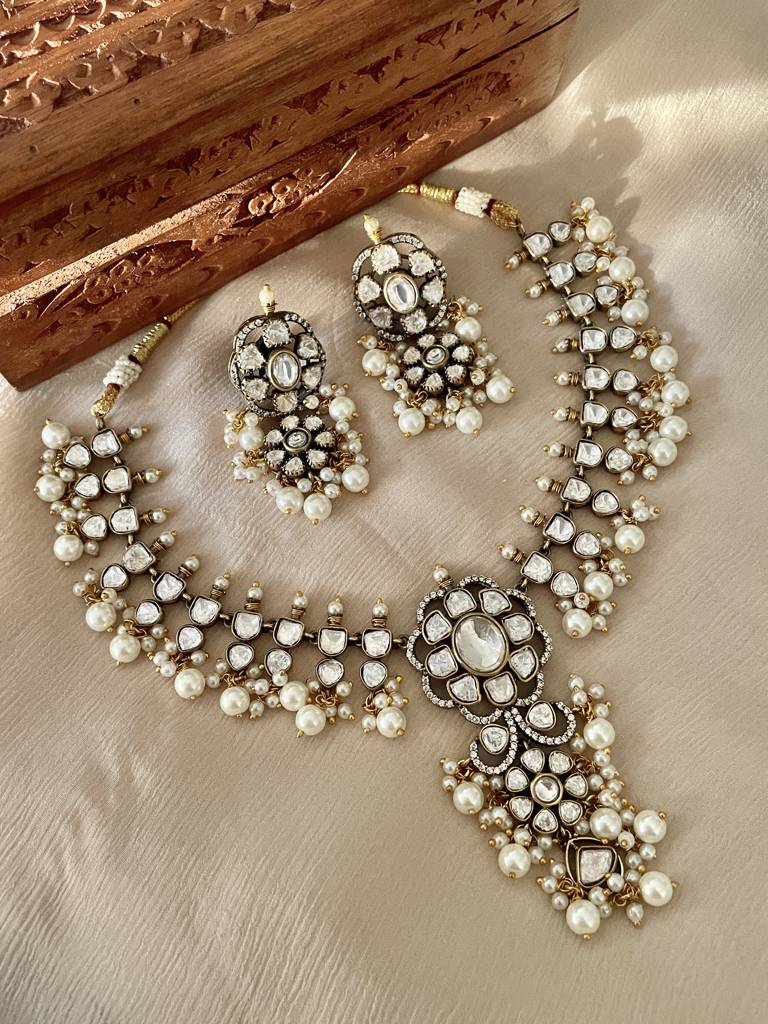 Abhini Victorian Necklace Set : NK280