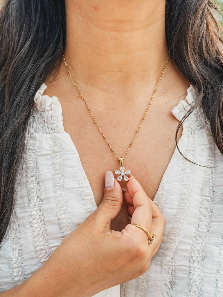18Kt Gold Plated Rolo Chain Dainty Daisy Flower Pendant Necklace, Lorelai : Lorelai