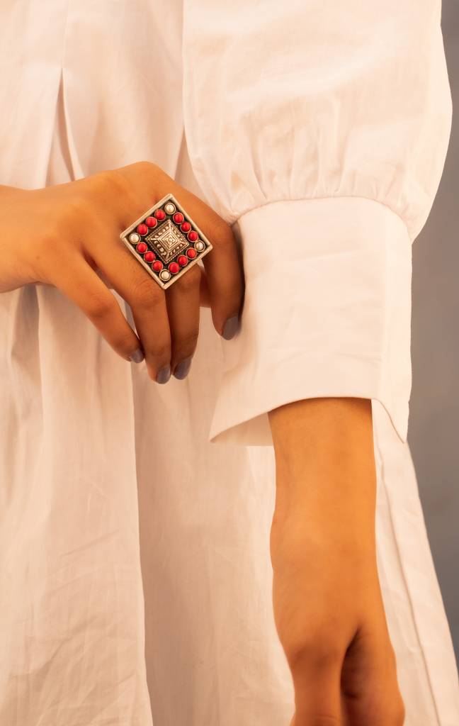 925 Sterling Silver Detailed Motif Embossed Red Pearl Ring : SR3074-1
