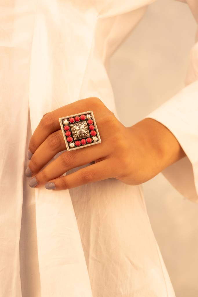 925 Sterling Silver Detailed Motif Embossed Red Pearl Ring : SR3074-1