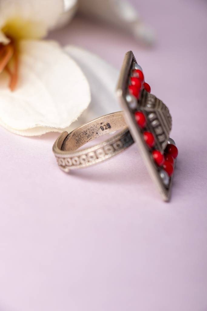 925 Sterling Silver Detailed Motif Embossed Red Pearl Ring : SR3074-1