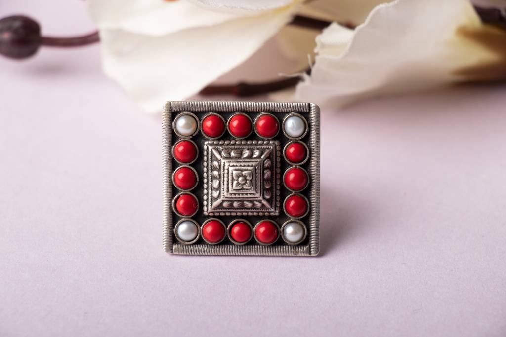 925 Sterling Silver Detailed Motif Embossed Red Pearl Ring : SR3074-1