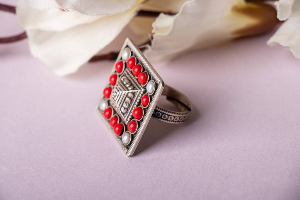 925 Sterling Silver Detailed Motif Embossed Red Pearl Ring : SR3074-1