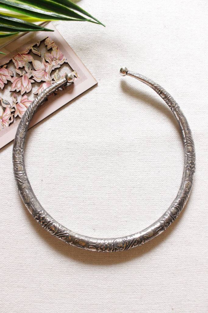 Oxidised Finish Metal Hasli Detailed With Engraved Flora And Fauna Motifs : ALT-JEW-sai-38