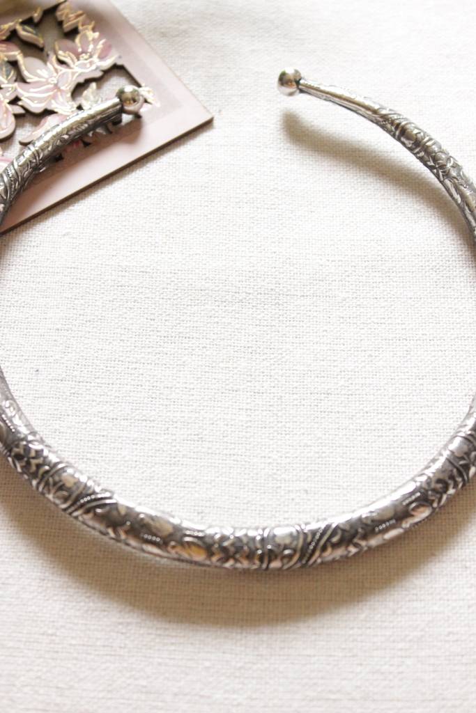 Oxidised Finish Metal Hasli Detailed With Engraved Flora And Fauna Motifs : ALT-JEW-sai-38