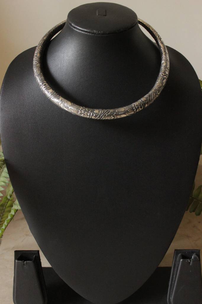 Oxidised Finish Metal Hasli Detailed With Engraved Flora And Fauna Motifs : ALT-JEW-sai-38
