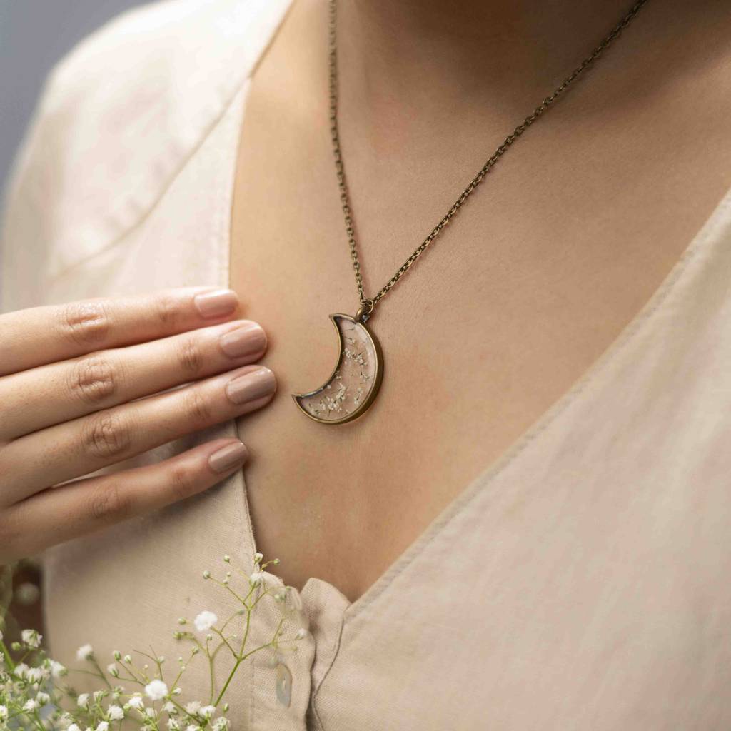 Elara Crescent Moon Necklace : ElaraCrescentMoonNecklace