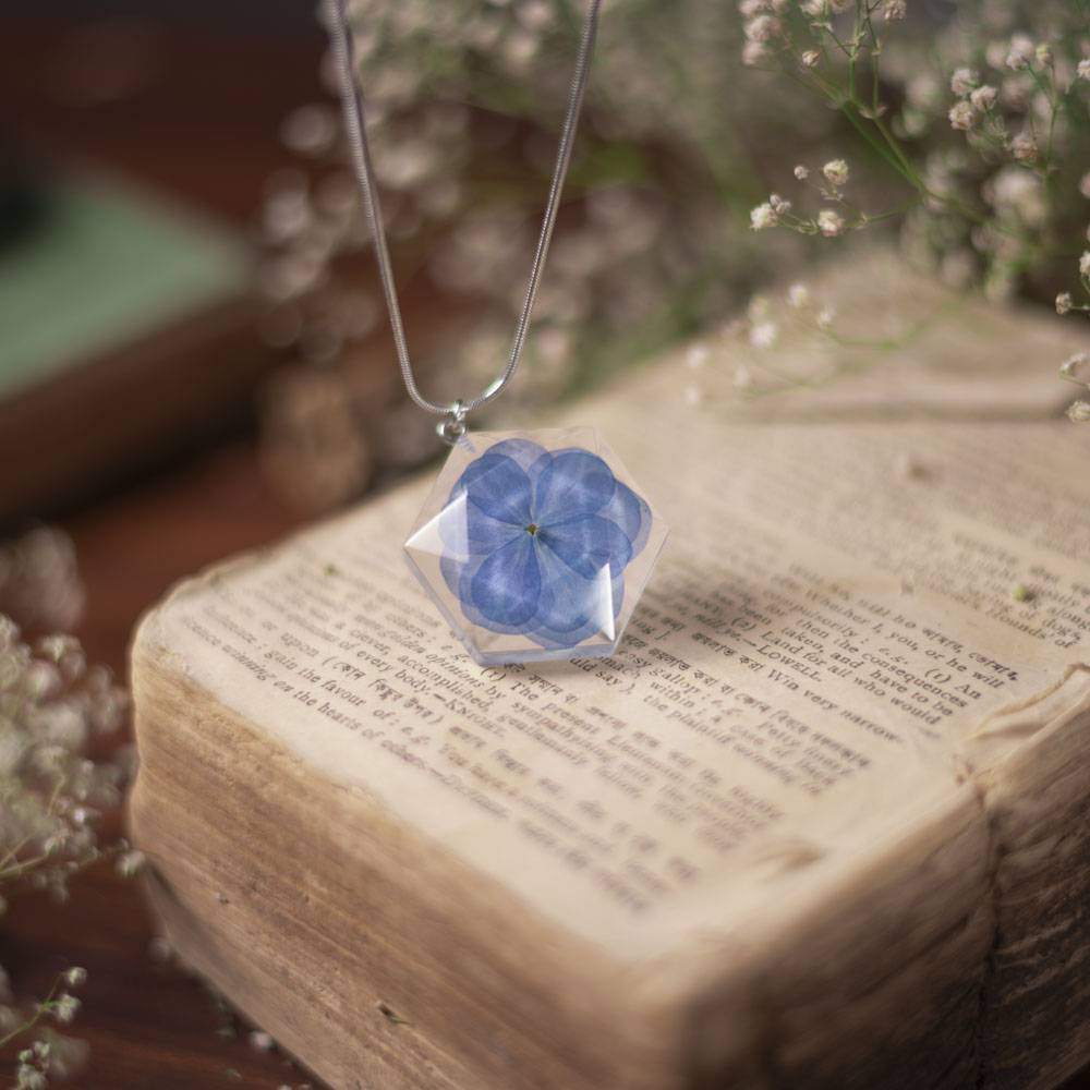 Marina Quartz Necklace : MarinaQuartzNecklace