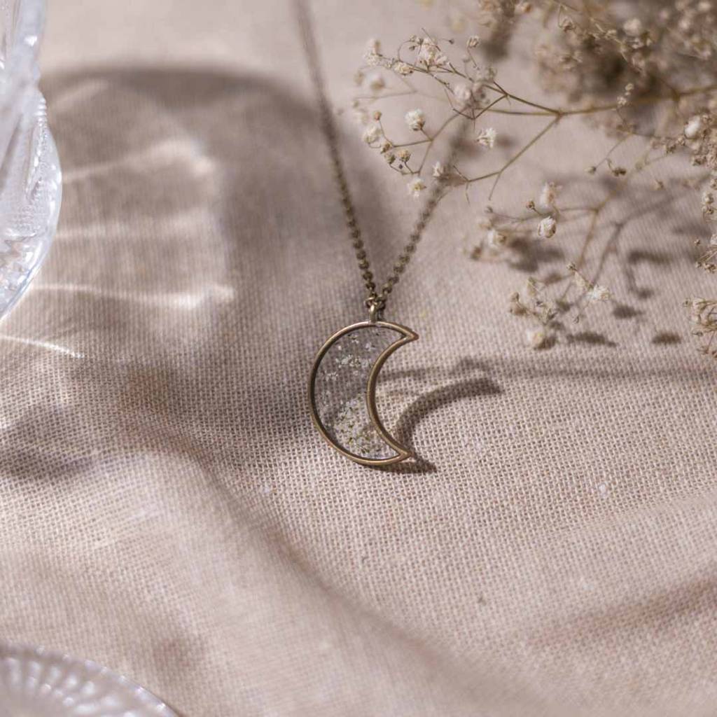 Elara Crescent Moon Necklace : ElaraCrescentMoonNecklace