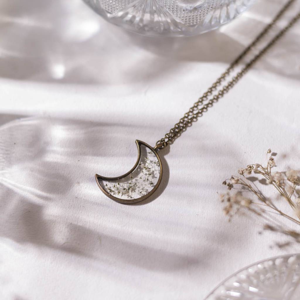 Elara Crescent Moon Necklace : ElaraCrescentMoonNecklace