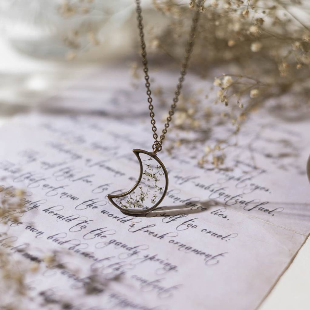 Elara Crescent Moon Necklace : ElaraCrescentMoonNecklace