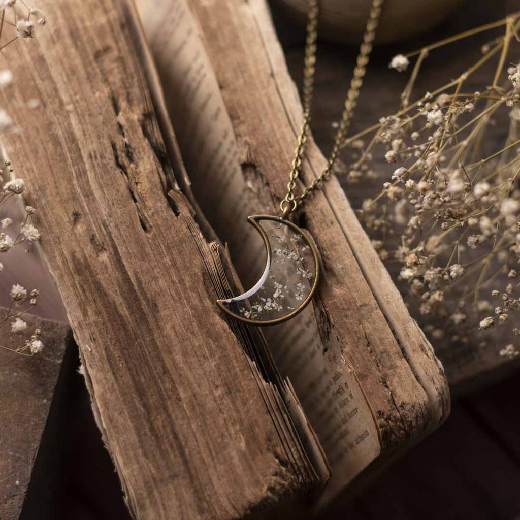 Elara Crescent Moon Necklace : ElaraCrescentMoonNecklace