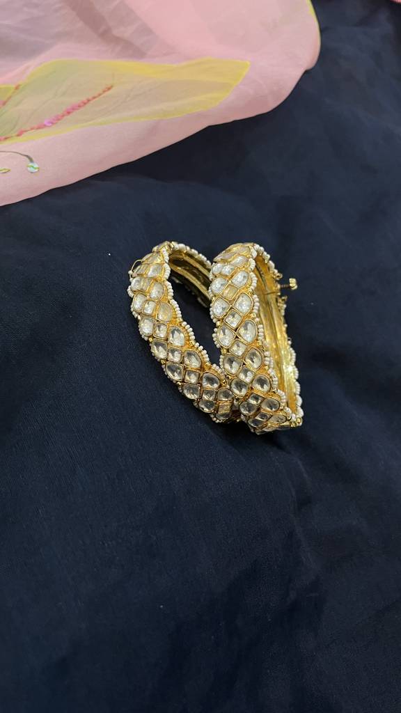Gold Tone Kundan Bangle (Size 2/4) : J00307190