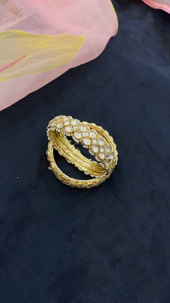 Gold Tone Kundan Bangle (Size 2/4) : J00307190