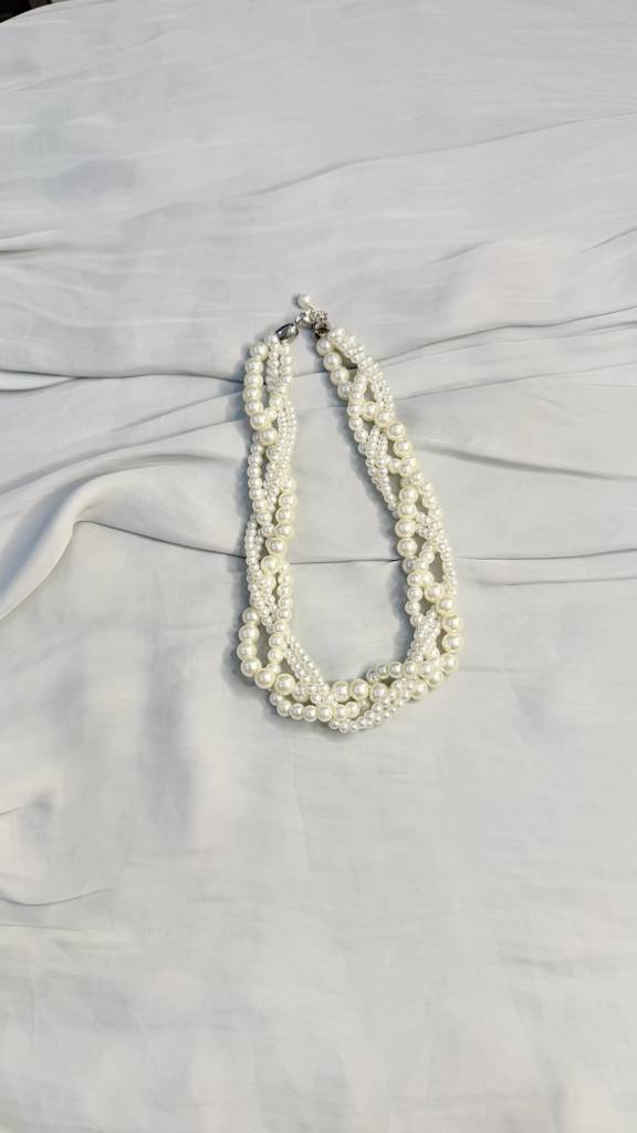 White Pearl Necklace : J00330010
