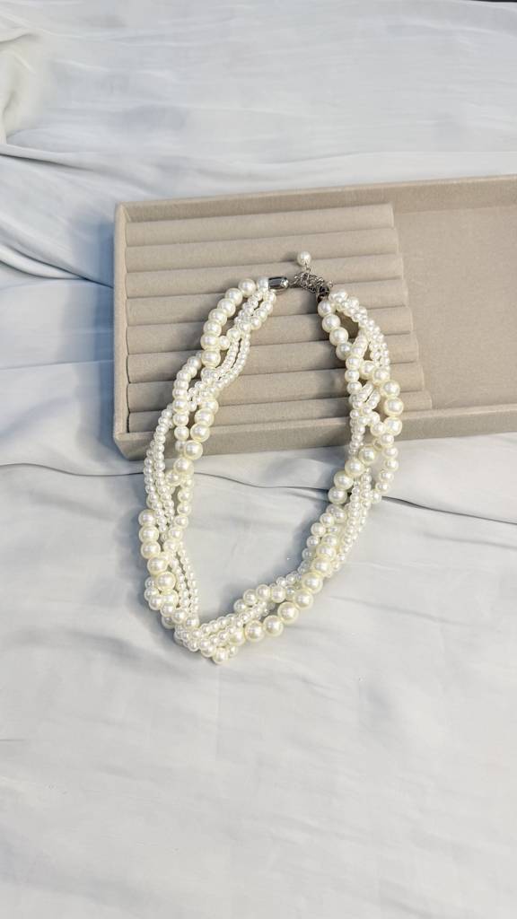 White Pearl Necklace : J00330010