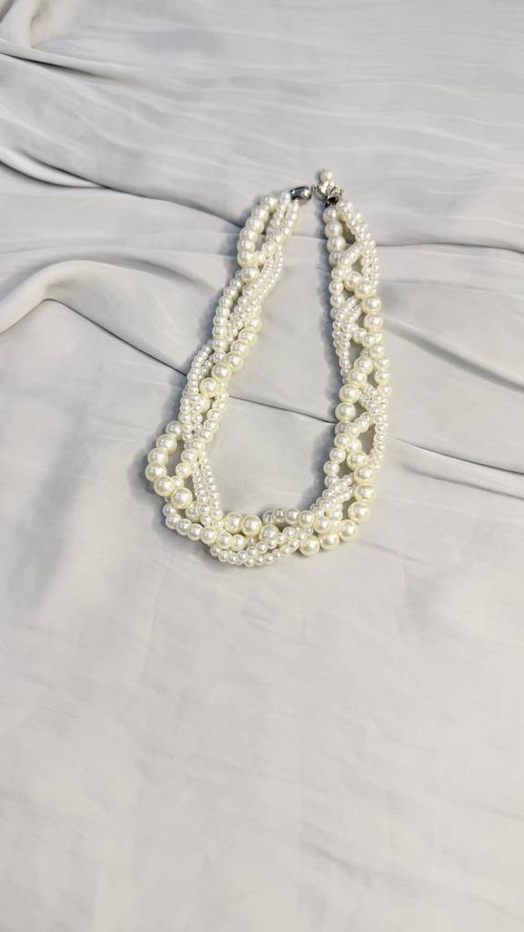 White Pearl Necklace : J00330010