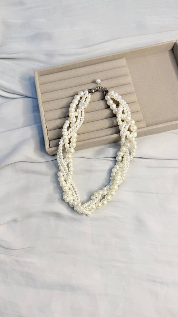 White Pearl Necklace : J00330010