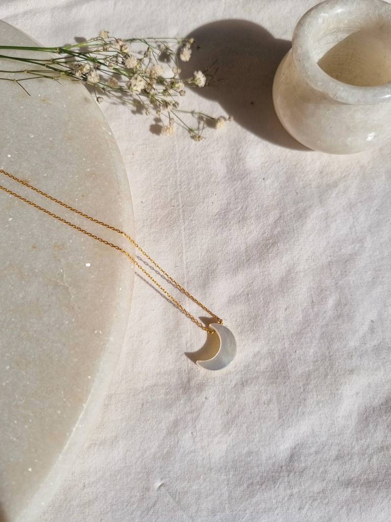 Mother Of Pearl Luna Pendant With 18Kt Gold Plated On Brass Chain : NO-M2-6969-16