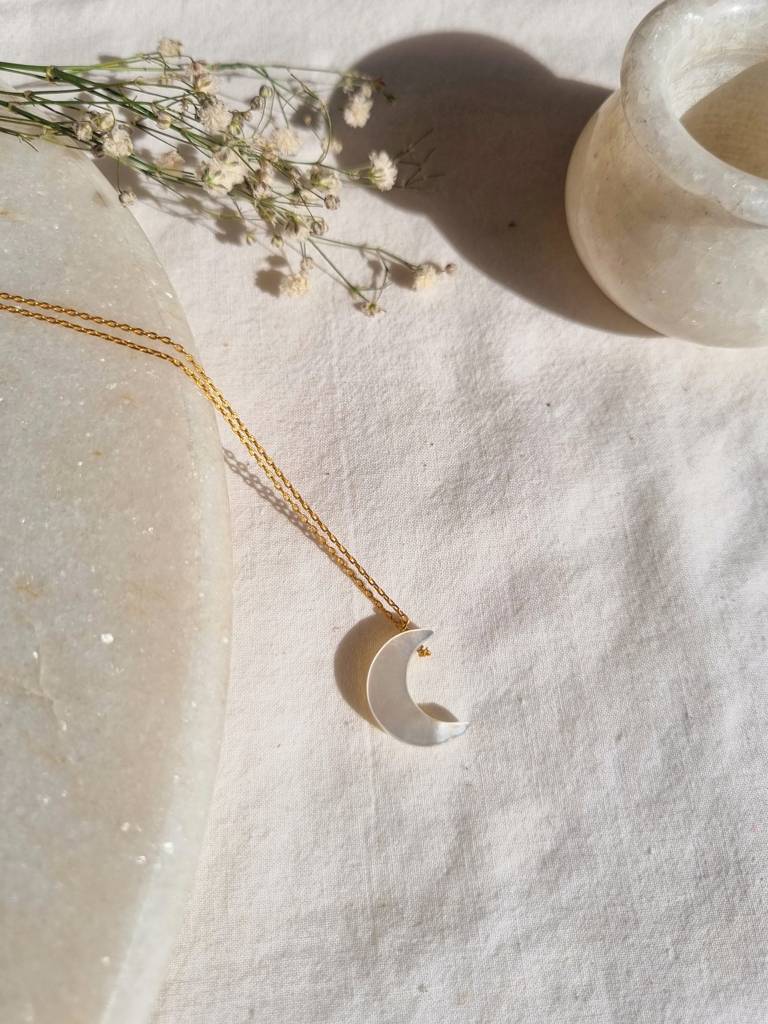 Mother Of Pearl Luna Pendant With 18Kt Gold Plated On Brass Chain : NO-M2-6969-16
