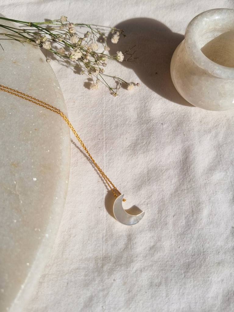 Mother Of Pearl Luna Pendant With 18Kt Gold Plated On Brass Chain : NO-M2-6969-16