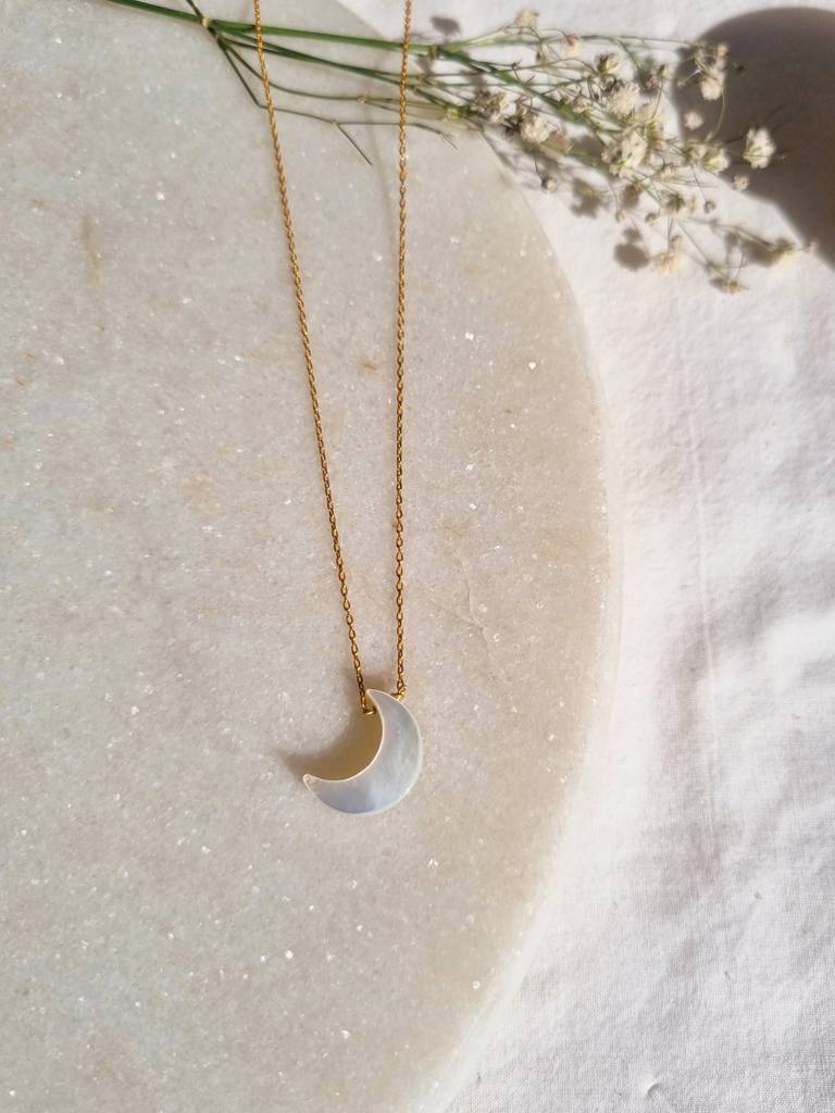 Mother Of Pearl Luna Pendant With 18Kt Gold Plated On Brass Chain : NO-M2-6969-16